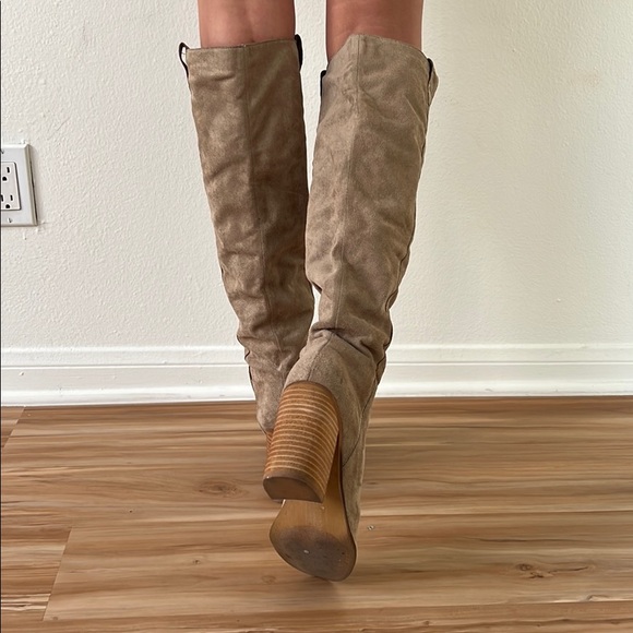 Boots - Picture 3 of 6